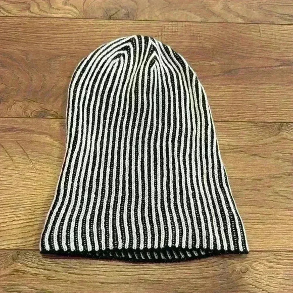 Simply Vera Wang Women’s Black White Stripe Beanie Hat With Cuff Silver Accent - Picture 3 of 7